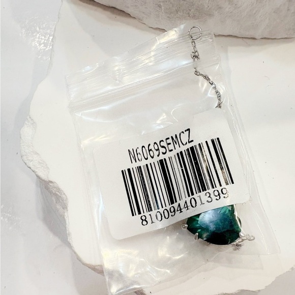 Melinda Maria The Allison Emerald Heart Necklace in silver - Picture 6 of 6